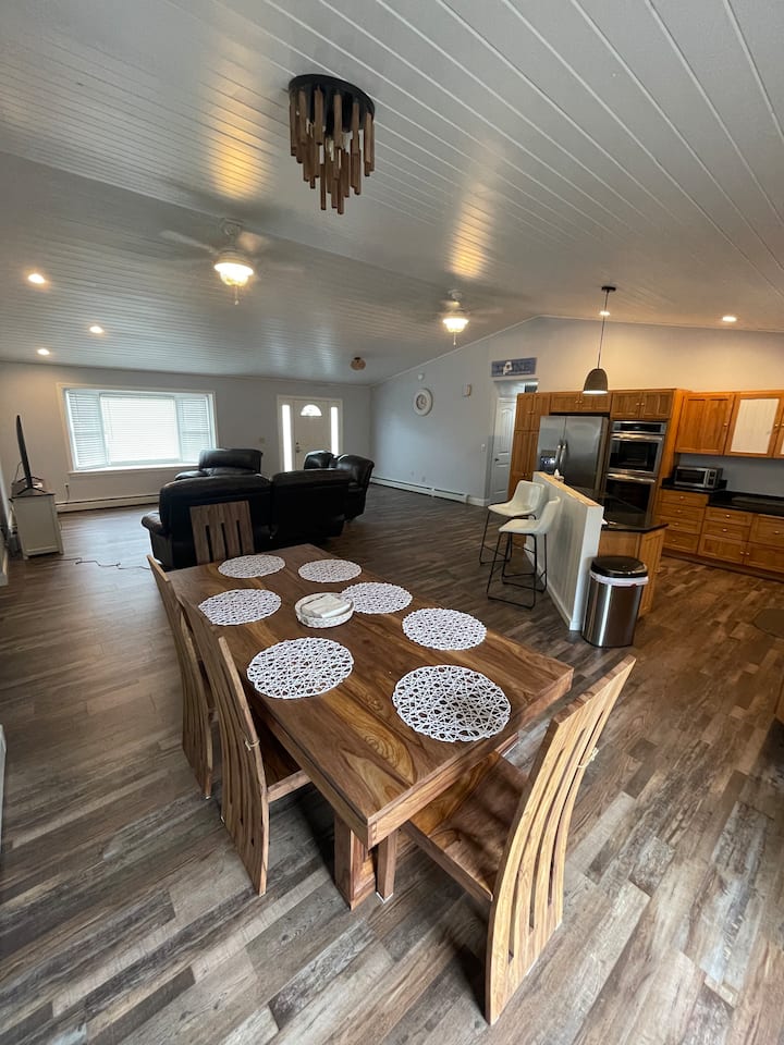 Bangor Cape Cod Home- 4 Br/2 Ba - 뱅고어