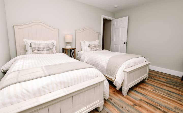 Chumba cha kwanza cha kulala kina vitanda 2 pacha. Lala usiku mzuri kwenye magodoro ya kifahari na matandiko. Furahia vivuli vya kuweka giza kwenye chumba na kabati la vitu vyako. 