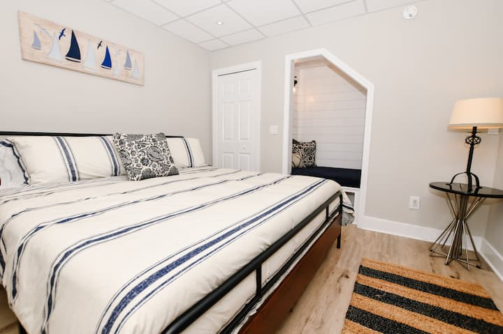 Chumba cha chini cha kulala cha kujitegemea chenye milango ya banda inayotenganisha chumba cha kulala na sehemu ya kuishi. Kabati na sehemu ya kusoma. Pumzika kwa urahisi kwenye kitanda chako cha ukubwa wa kifalme.