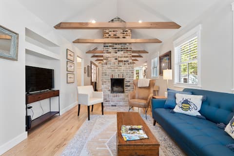 Top performing Airbnb: The Cottage at The Flat Rock Playhouse in Flat Rock