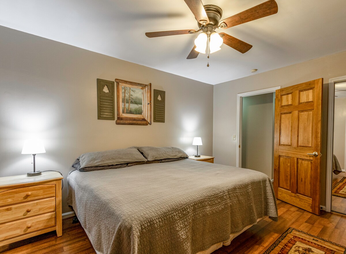 ห้องนอนชั้นล่างพร้อมห้องน้ำในตัวเต็มรูปแบบอ่างอาบน้ำ/ฝักบัวอาบน้ำรวมกัน 