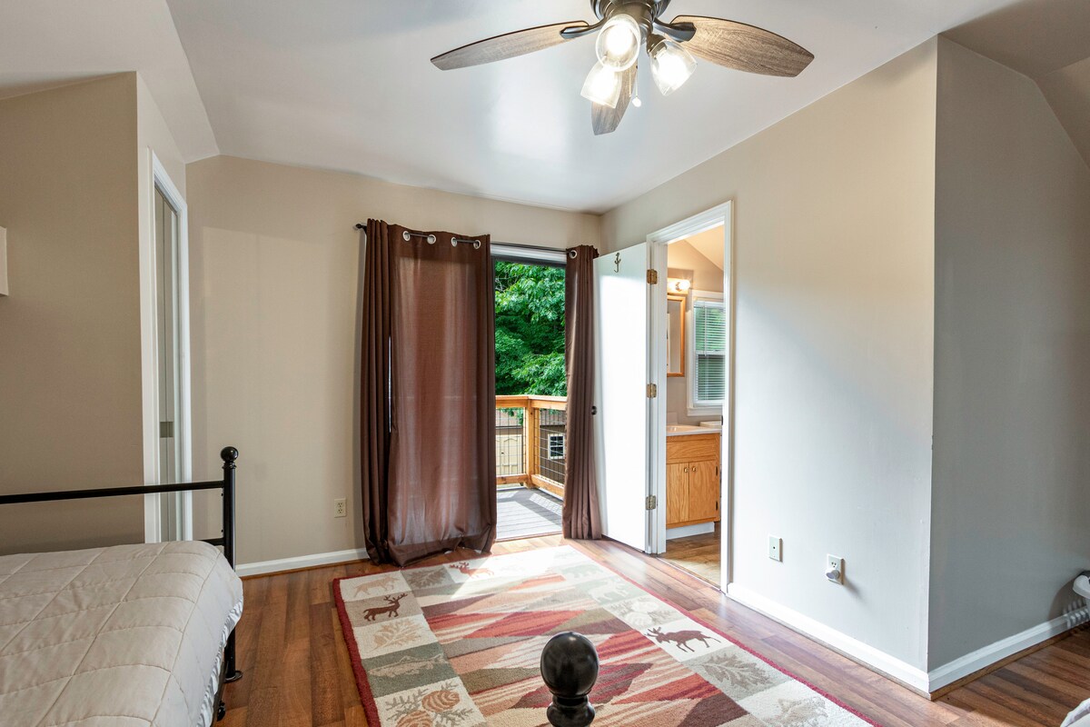 ห้องนอนชั้นบนห้องที่ 2 มีระเบียงห้องน้ำในตัวเตียงแฝด 