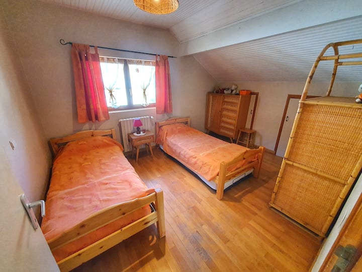 1 dormitorio infantil con 2 camas para 1 persona +1 cama nido.