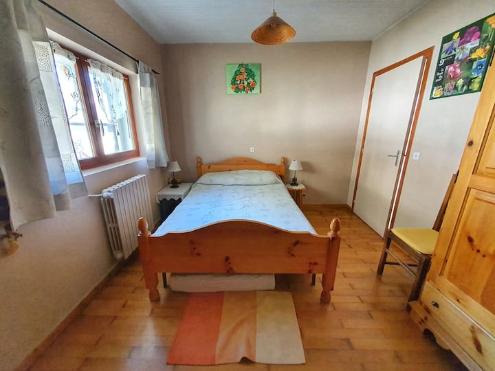 1 dormitorio con 1 cama para 2 personas .