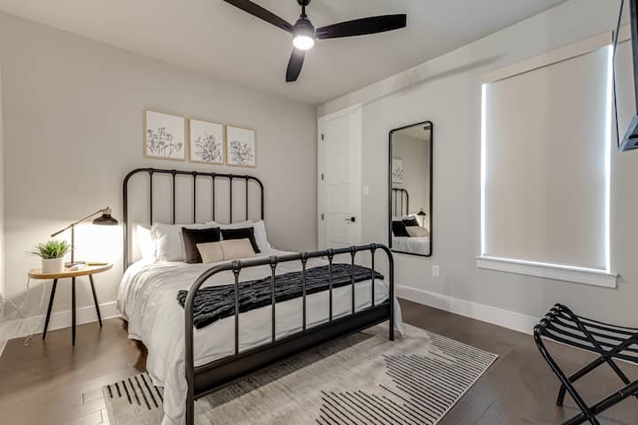 Dhomë e pajisur me hije elektronike Hunter Douglas Duo që lejon errësimin e privatësisë së dhomës, si dhe filtrimin e dritës. 