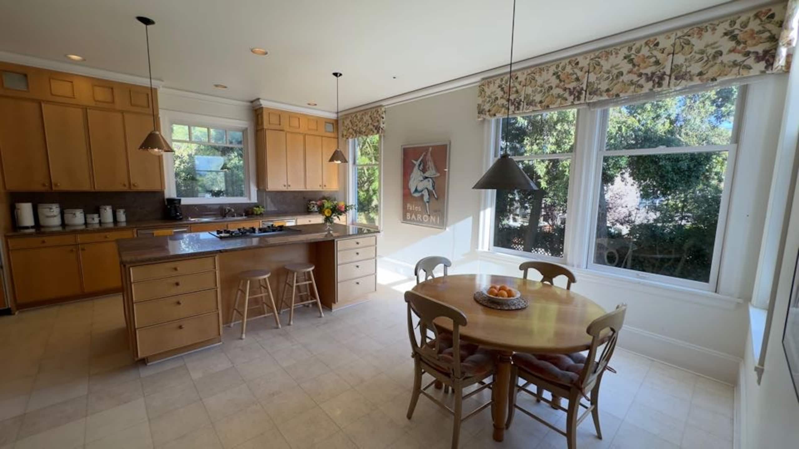 Home in San Francisco · ★4.95 · 4 bedrooms · 5 beds · 2.5 baths - Image 7
