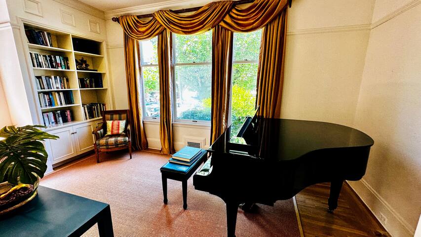 Spacious and elegant Presidio Heights home gallery image 4