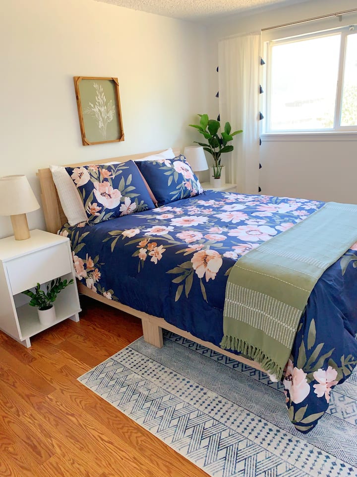 Velika soba s bračnim krevetom, punim ormarom i prozorima s pogledom na privatno dvorište. 