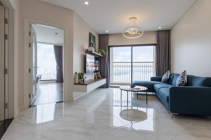 woonkamer met balkon met uitzicht op het meer