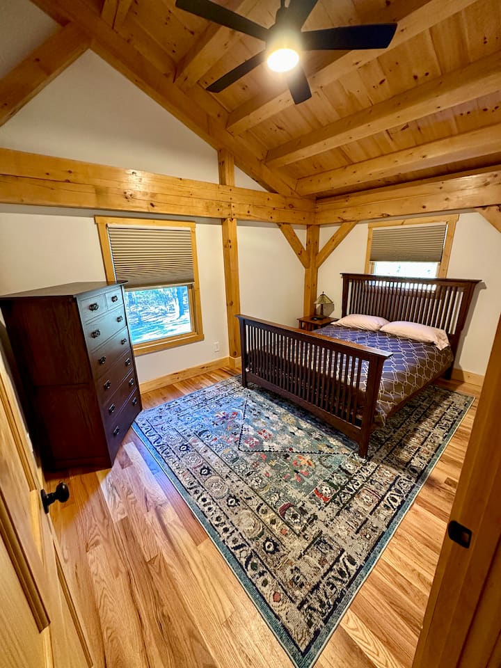 Chumba cha kulala cha East Queen cha ghorofa ya juu