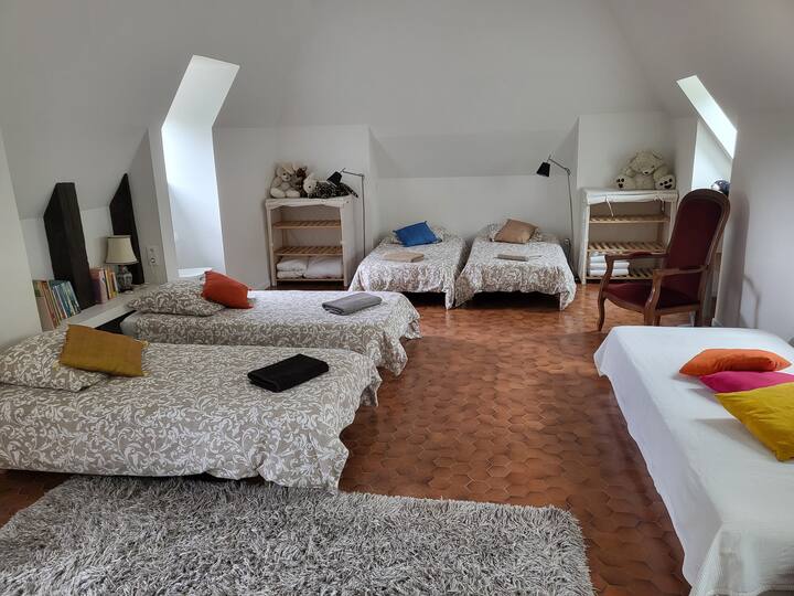 Dormitório acomoda 6 pessoas com 4 camas de solteiro e 2 colchões no chão