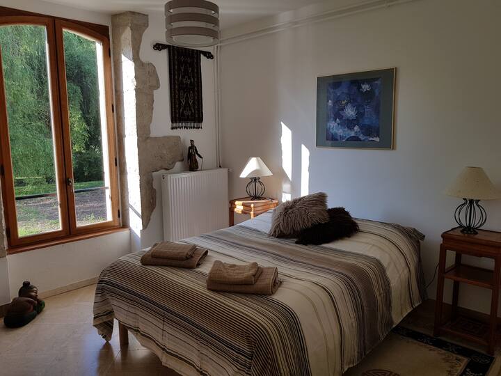 Quarto no térreo com acesso direto ao deck da piscina