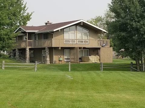 Challis Sportsmans Sleep & Eat (Private Hot Tub)