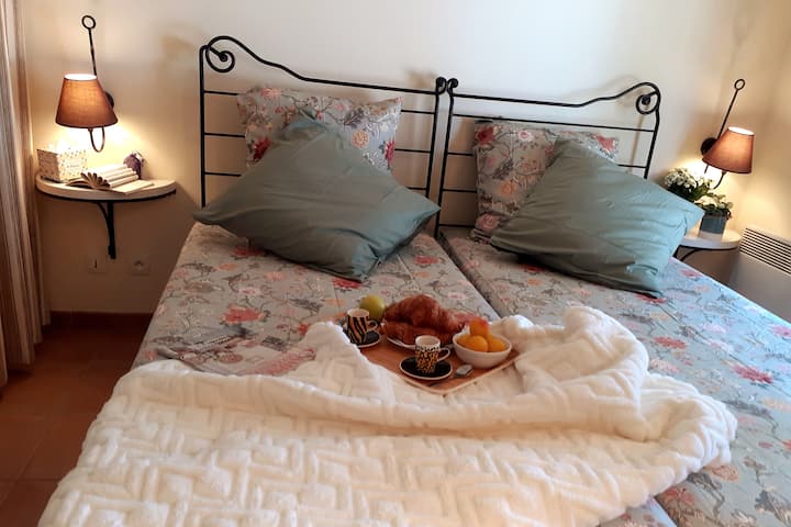 חדר שינה שני עם שתי מיטות נפרדות או מיטה זוגית 