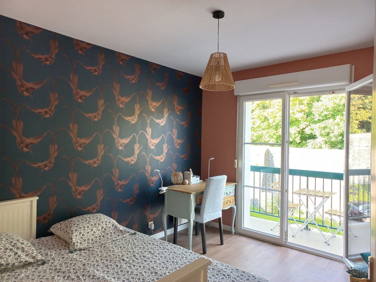 CHUMBA KILICHO NA ENEO LA DAWATI (MWONEKANO wa roshani ya 2)