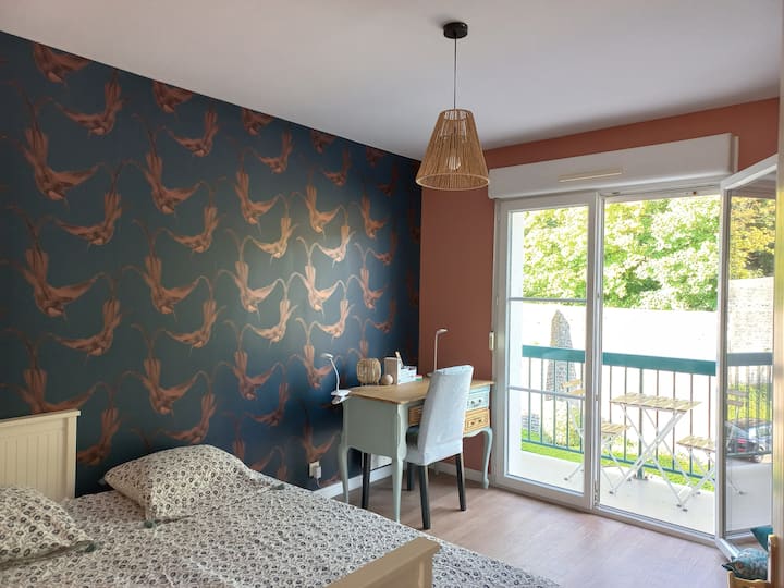 СПАЛНА СОБА СО ПРОСТОР ЗА БИРО (ПОГЛЕД КОН вториот балкон)