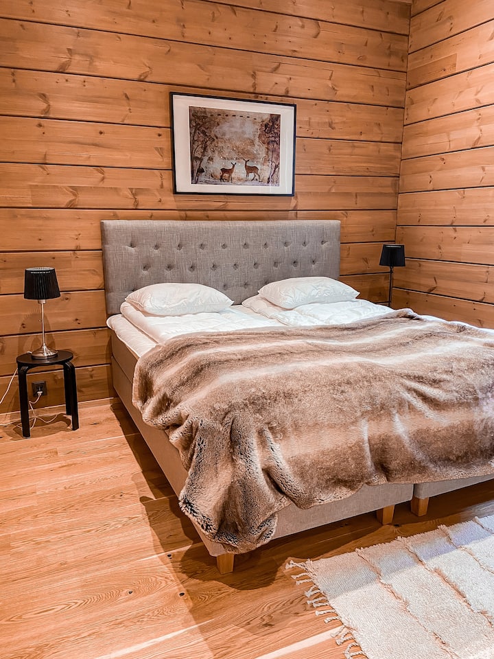 Dormitorio principal en la planta baja con una cama de 180 cm