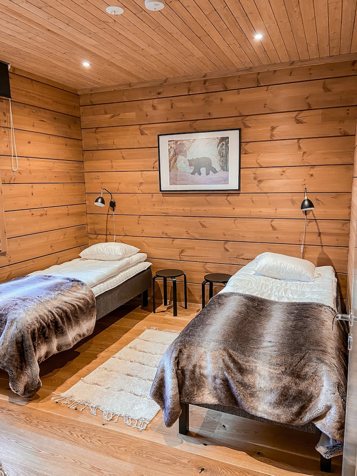 Dormitorio en la planta baja con dos camas de 90 cm que se pueden combinar en una habitación.