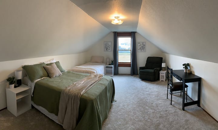 Dormitorio 3 en la planta superior. 1 cama completa. 1 cama individual.