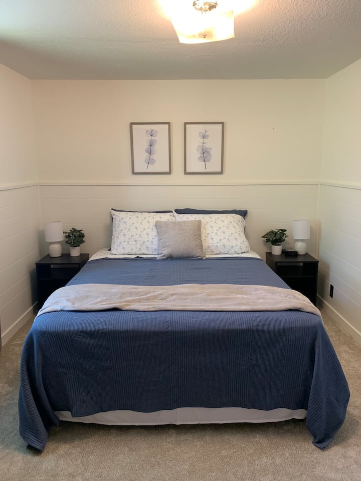 Dormitorio en la planta principal. Cama matrimonial. 