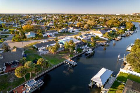 WaterFront~Pool~Family~Dock~Bay Access~Apollo Blue