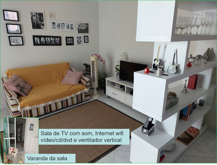 غرفة تلفزيون منفصلة عن المخزن بواسطة رف الكتب،
يحتوي على تلفزيون واي فاي ومروحة عمودية وشرفة وتهوية جيدة ووضوح وستائر تعتيم، يمكنك استخدام سرير الأريكة أو المرتبة للنوم، على الرغم من أن الجناح الذي يحتوي على سرير مزدوج وغرفة نوم واحدة بسريرين.