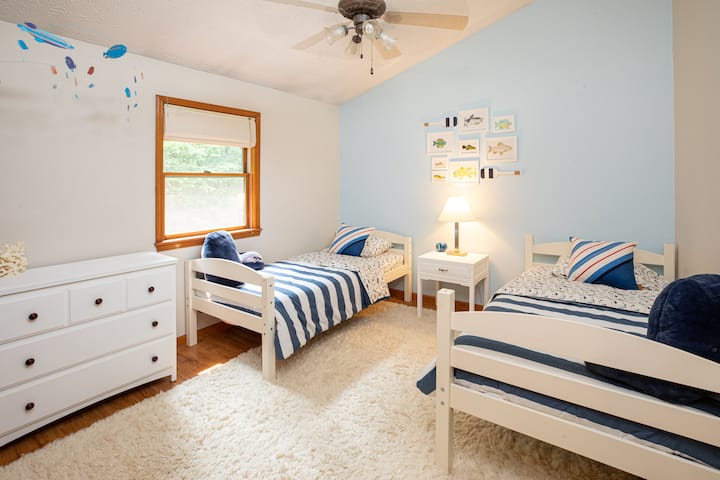 El dormitorio del segundo piso es perfecto para los más pequeños o amigos que viajan por igual con sus dos camas individuales.