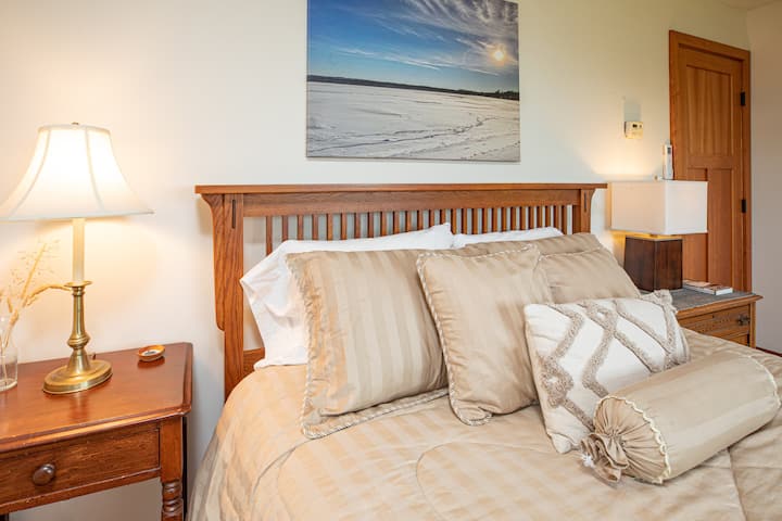 Cómoda cama tamaño queen en la habitación de invitados del nivel principal.