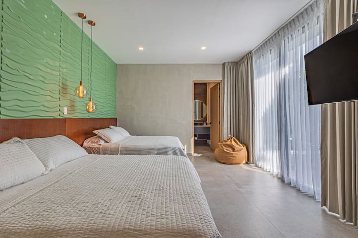 Chumba cha vitanda viwili. Bafu na staha ya kujitegemea.