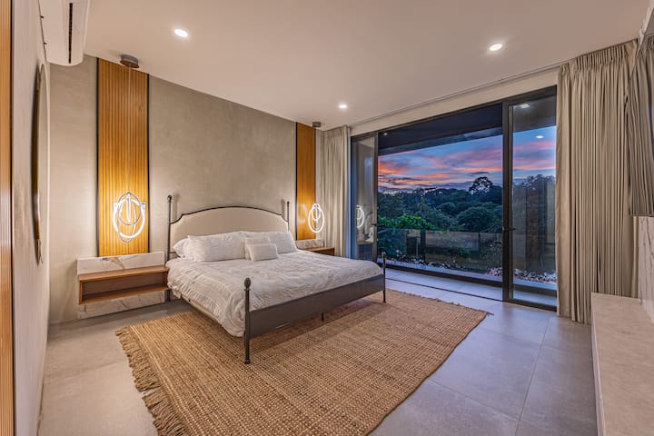 Chumba kikuu chenye roshani. Kuchomoza kwa jua na mtazamo huu wa vitu vinavyotufanya tujisikie hai.