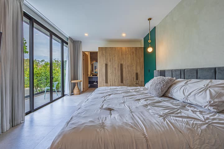 Mabadiliko ya nne ya Sekondari yanajumuisha bafu na mtaro wa kujitegemea ulio na usawa kwa farasi wa ziwani. Kitanda aina ya King.