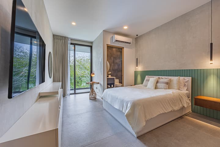 Chumba cha pili chenye kitanda cha ukubwa wa malkia. Pia ina mtaro mkubwa wa kufurahia mazingira ya asili na mwonekano wa ziwa.