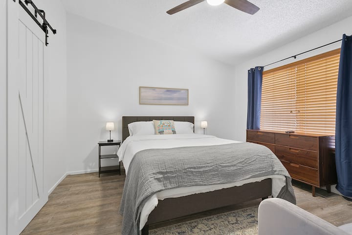 Nuevo colchón Queen y cortinas opacas. 