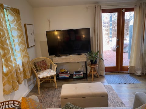 Popular Airbnb listing: Bright Studio with Garden in Highland Park
