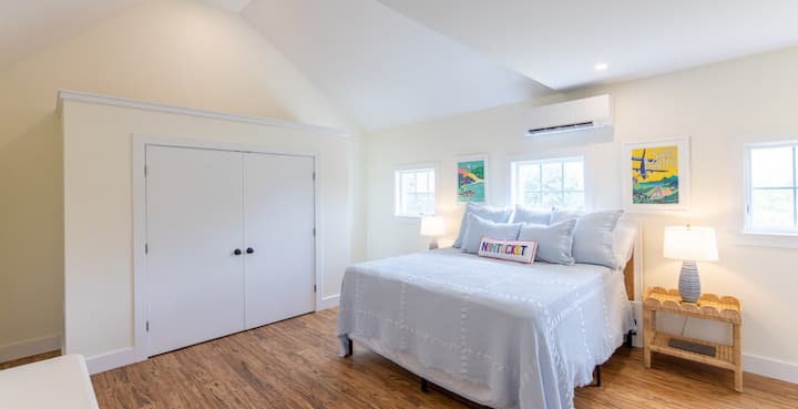 Veľká spálňa v penzióne s manželskou posteľou King a v prípade potreby dostatkom priestoru na detskú postieľku