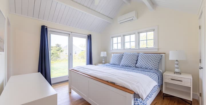 Hlavná spálňa s manželskou posteľou King v hlavnom dome s vlastnou kúpeľňou, dvoma skrinkami a posuvnými dverami vedú von