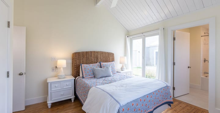 Druhá vlastná spálňa s manželskou posteľou Queen v hlavnom dome s posuvnými dverami vedúcimi von, jedna veľká skriňa