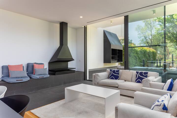 Modern & spacious family house in Camiral Resort gallery image 5