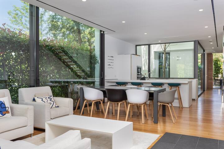 Modern & spacious family house in Camiral Resort gallery image 4