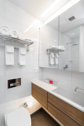 2 bed + 2 bath near Times Square – Onsite Gym! gallery image 4
