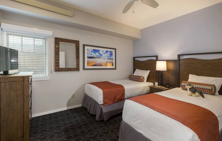 Фотографијата не покажува конкретна единица. Доделувањето на објектот се заснова на објектите достапни на датумот на пристигнување. Сепак, ви е загарантиран конкретниот вид на единица на вашето барање (1 BD, 2 BD, 3 BD итн.). Фотографиите треба да дадат претстава за стилот на собата/декорот и имотот.