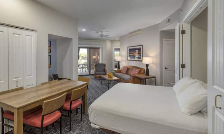 Фотографијата не покажува конкретна единица. Доделувањето на објектот се заснова на објектите достапни на датумот на пристигнување. Сепак, ви е загарантиран конкретниот вид на единица на вашето барање (1 BD, 2 BD, 3 BD итн.). Фотографиите треба да дадат претстава за стилот на собата/декорот и имотот.