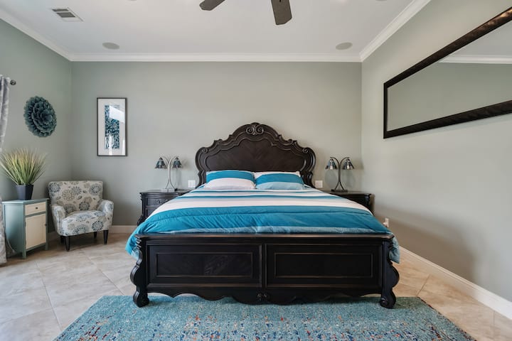 يتمتع سرير كينج في غرفة النوم الرئيسية الواسعة جدًا بإمكانية الوصول المباشر إلى سطح السفينة لتناول قهوة الصباح أو مشروبك المسائي لمشاهدة غروب الشمس.