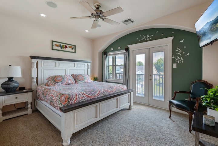 سرير كبير في "غرفة الطيور" مع فناء للاستمتاع بقهوة الصباح أو غروب الشمس في المساء على الفناء الكبير. استمتع بتلفزيون روكو لوقت الاسترخاء.