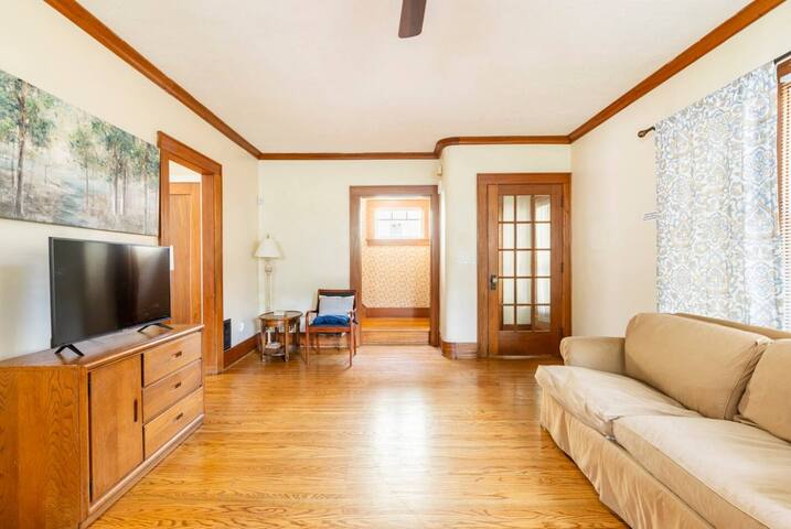 Traveler’s Retreat – 5BR by Airport Sleeps 10 gallery image 3