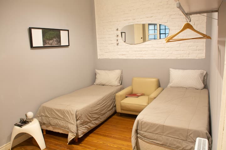 Chambre n °1 avec  deux lits simples. Toute la maison sur un étage pour plus de commodité