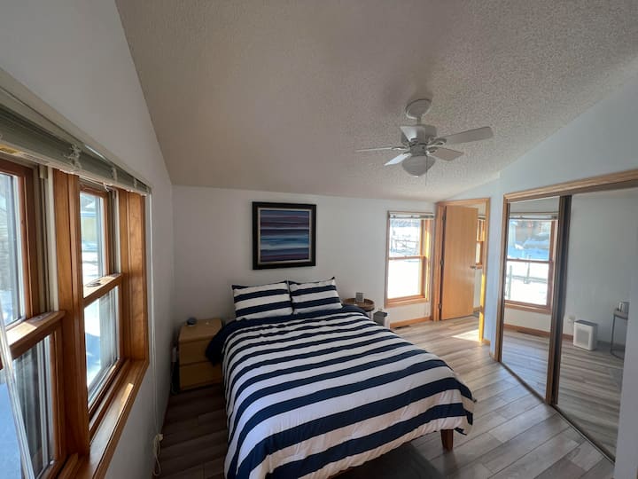 تحتوي غرفة النوم 1 على سرير بحجم ملكي وحمام كامل.