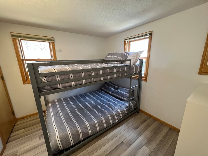 تحتوي غرفة النوم 2 على سرير كامل مع خزانة ملابس.