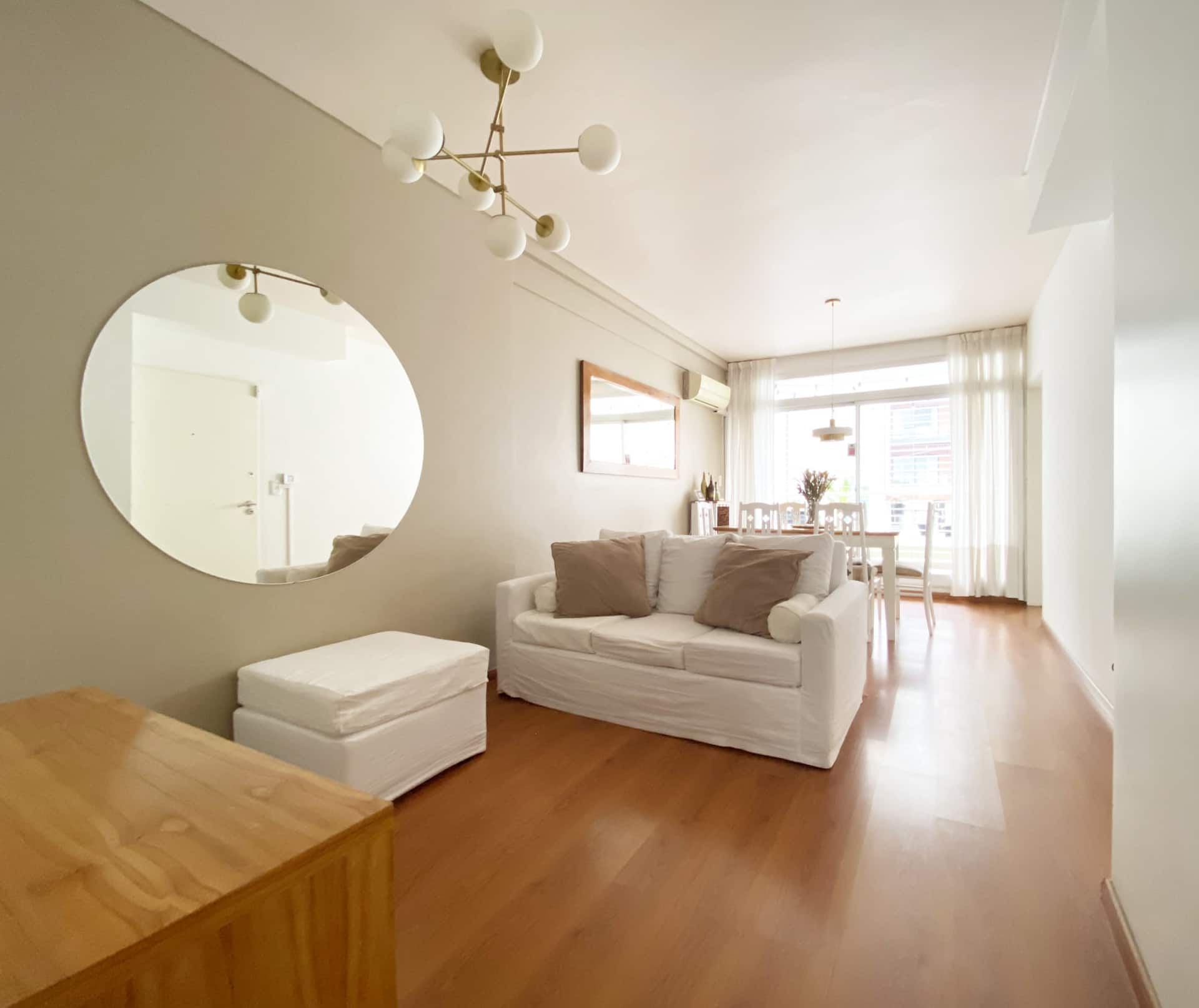 Apartamento de 2 dormitórios com vista para a rua em Almagro