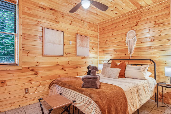 Спалня на второ ниво с НОВО двойно легло, спално бельо и мебели. 